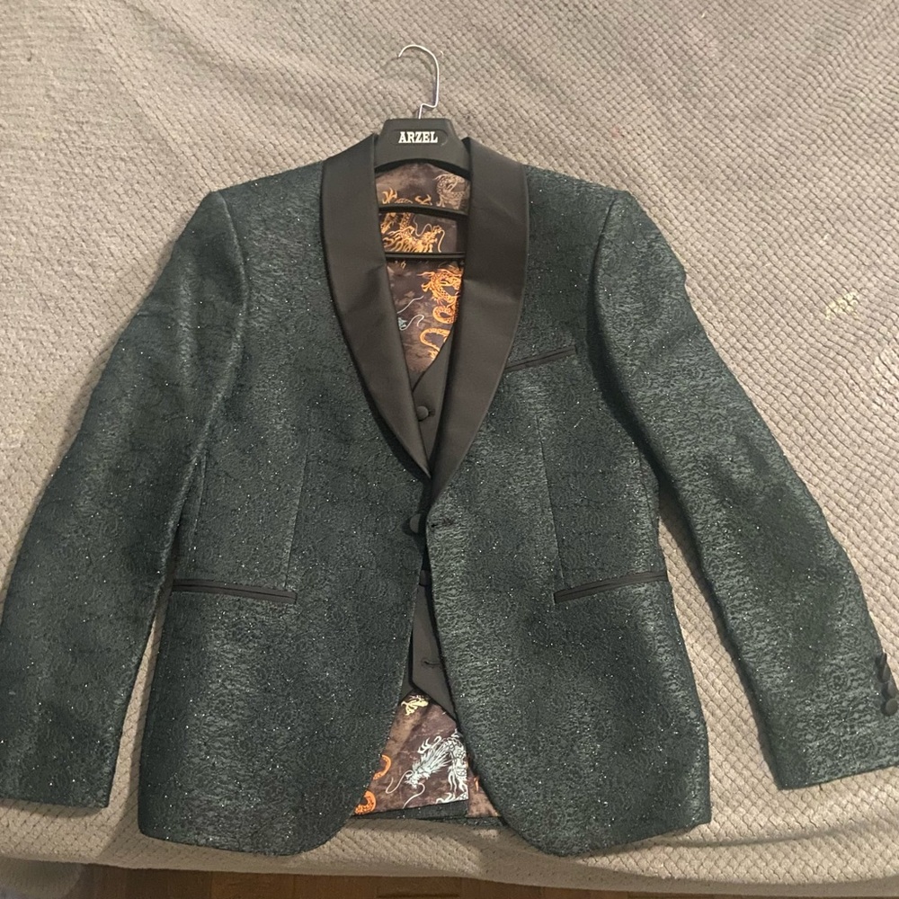 Dark Green Jacket
Black vest included
Jacket fits for a person 5,9 - 5,10ft